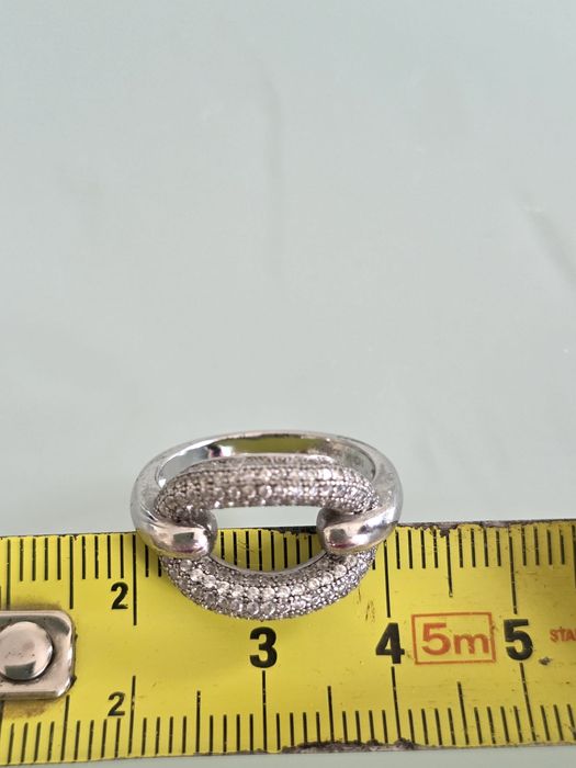 Lindo anel em prata com design moderno.

- Detalhes em zircónias.
- Ta