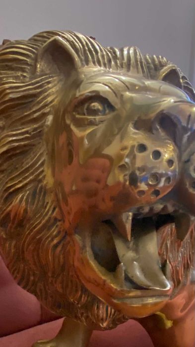 Leão em "brass" com 95cm de cumprimento.