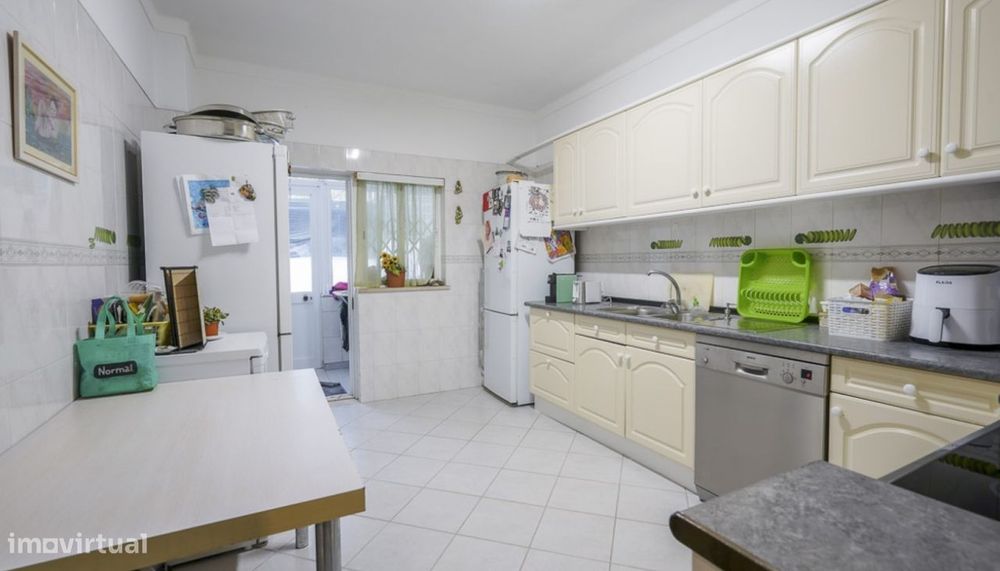 Amplo apartamento T3, com terraço, à venda em Quarteira, Algarve