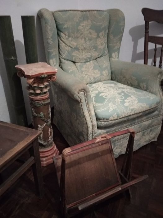 Móveis antigos para restauro