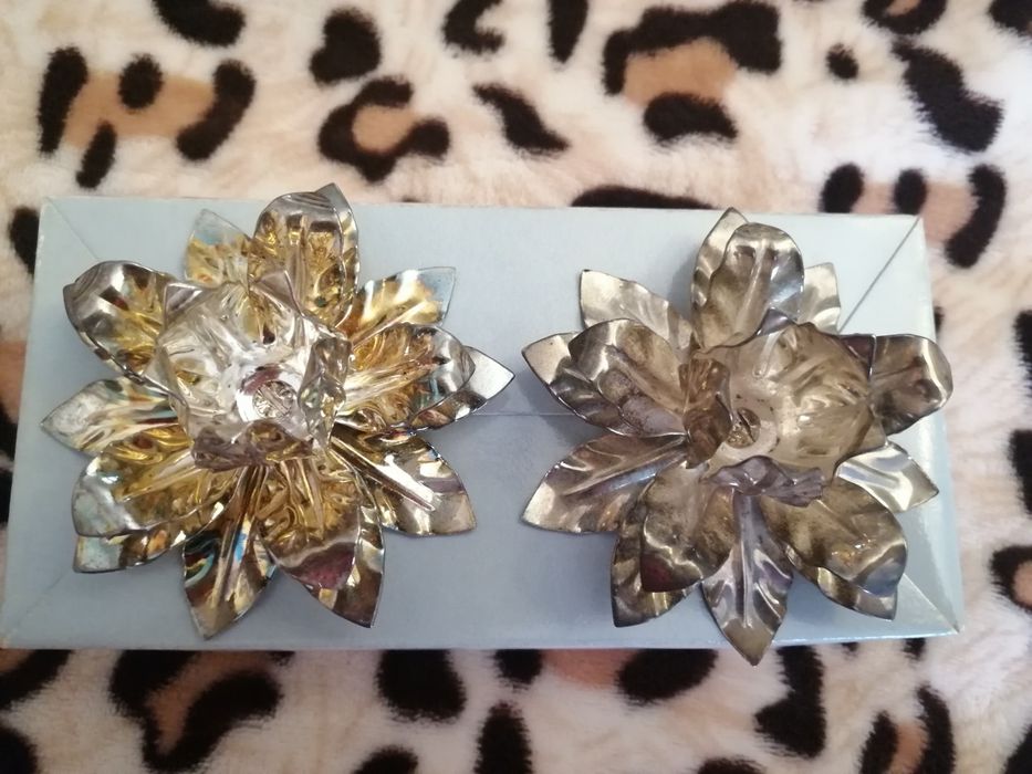 Castiçais para velas e um conjunto de franjas para calças