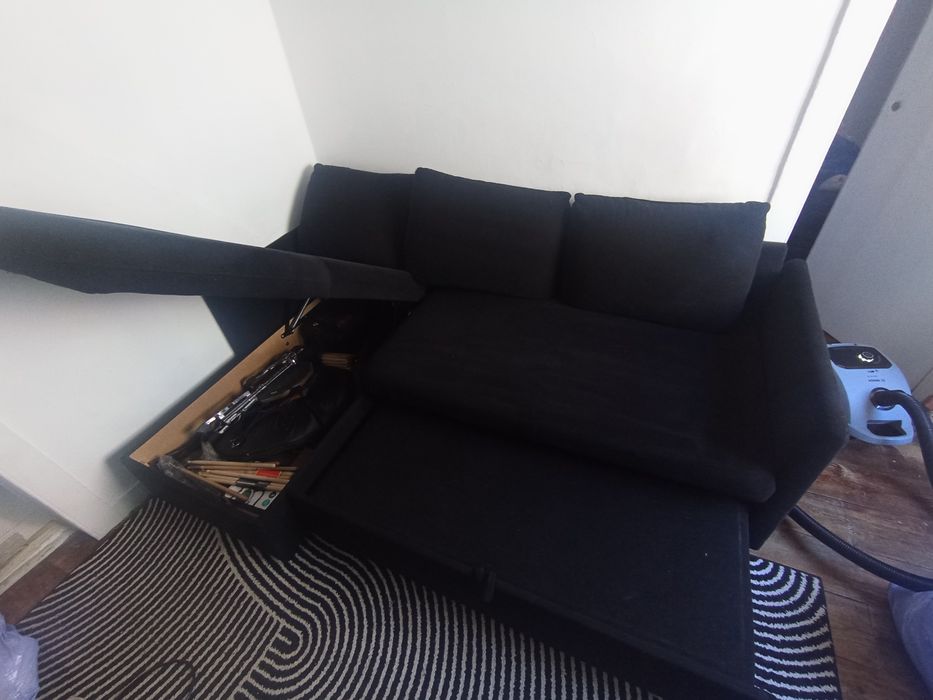 Sofá chaise longue com cama.