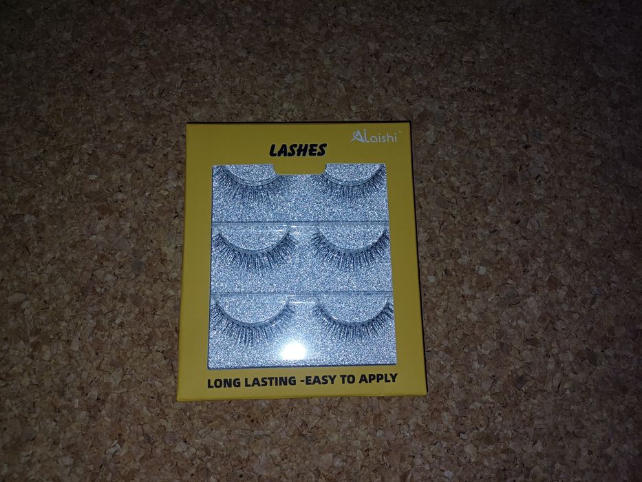 Pestanas postiças. 
Novas em caixa.