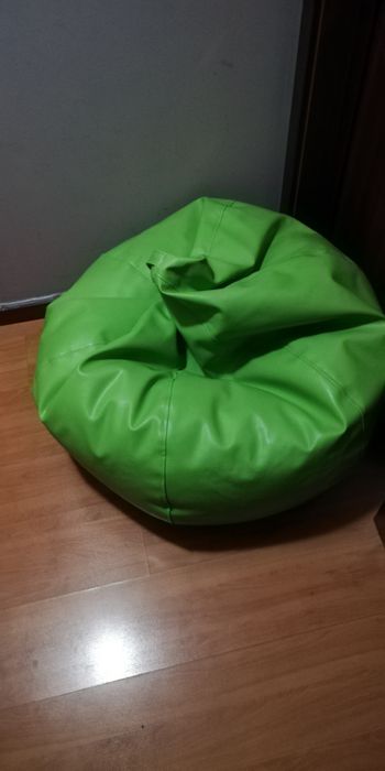 Vendo puff em pele cor verde 
Confor