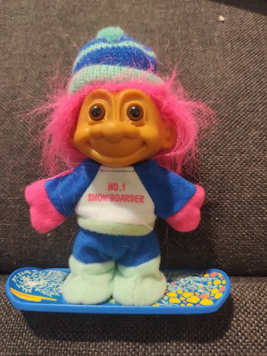 Troll Snowboardziista, z  lat 90-tych w stroju snowboardzisty