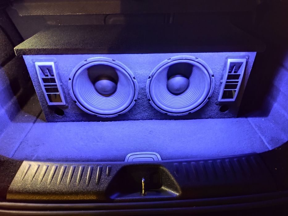 Entrego instalado no seu carro ,  caixa trio 1200W , com amplificador embutido , tudo novo