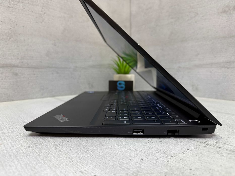 Стильний ноутбук Lenovo E15 gen2/i5-1135G7/15.6"/8gb ddr4/256gb ssd