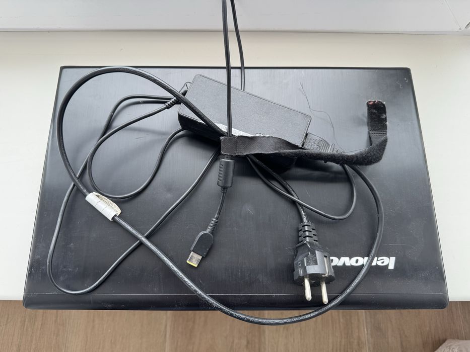 Ноутбук lenovo ноут в робочому ствні