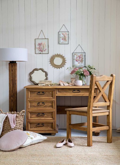 Brązowe biurko drewniane z szufladami dla dziecka