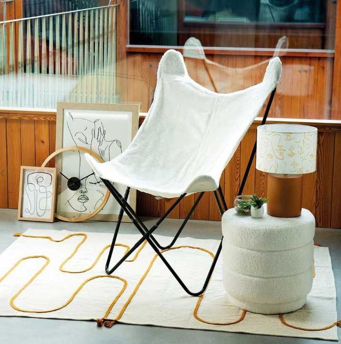 Cadeira Pelucia Branca com Pernas Pretas