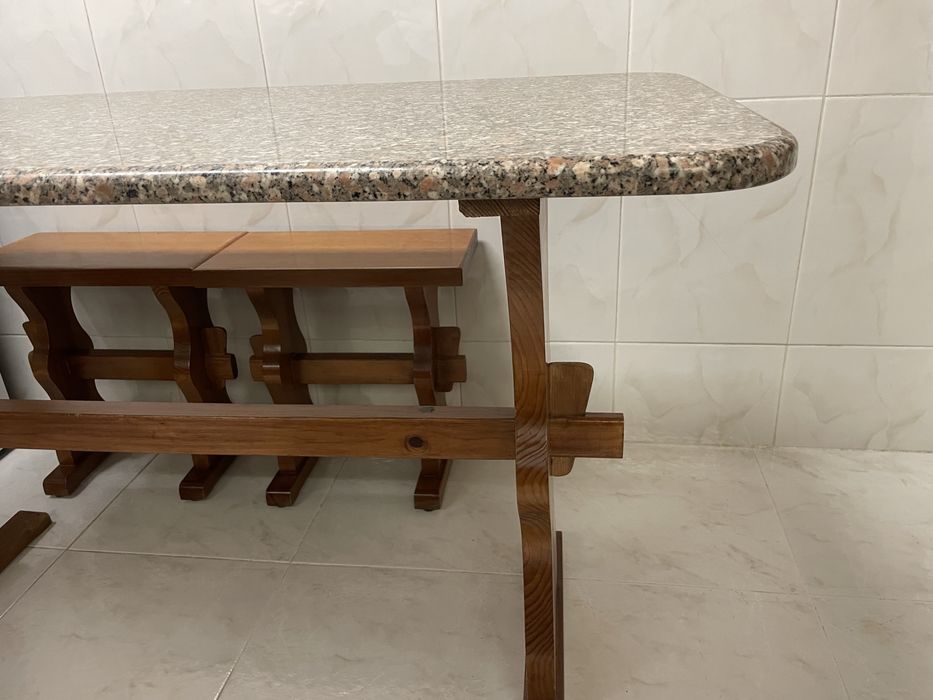 Mesa em Madeira Maciça e Pedra Mármore com 4 bancos tudo como Novo 123cmx63cmx74 Altura