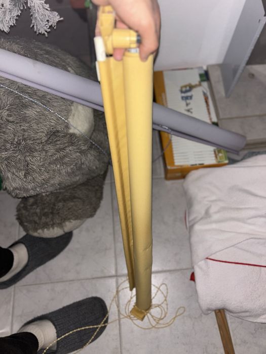 Cortinas de janeira amarela e cinza