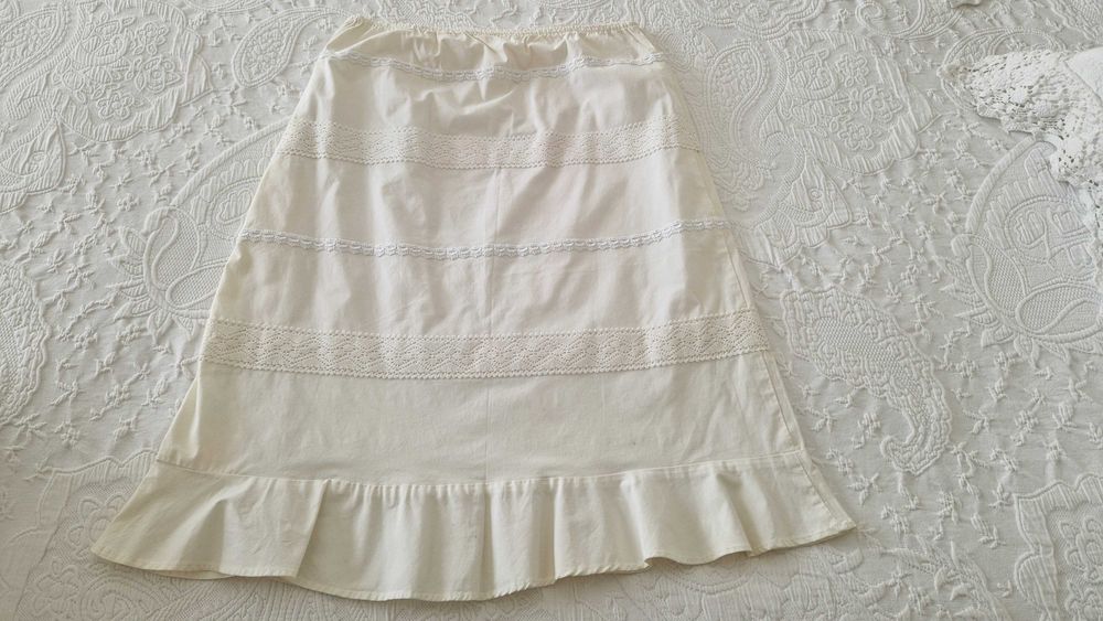 Saia branca, bordada com folhos e forrada, tamanho M