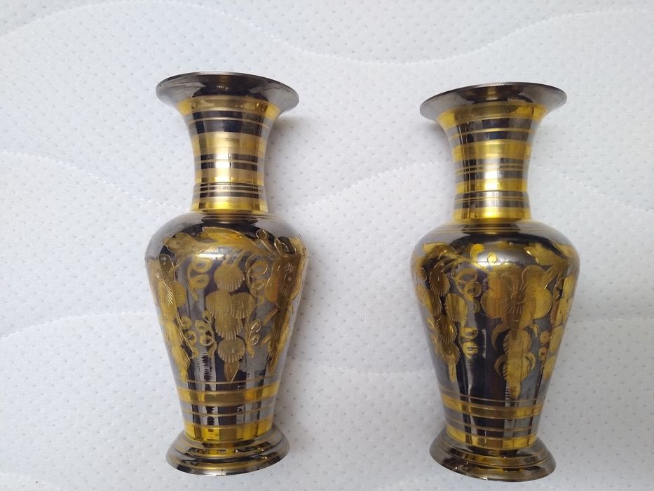 Vaso jarra de latão bicolor Fabricado na Índia Pátina natural.