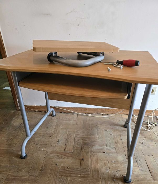 Secretária para estudante e computador