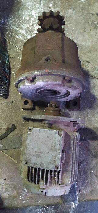 Редуктор з електродвигуном