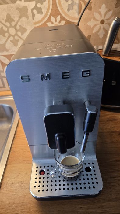 Máquina de café automática Smeg482708717054863360