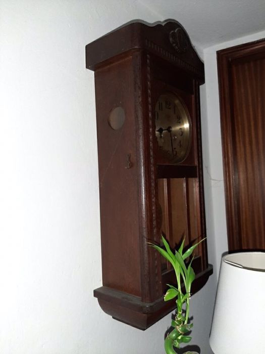 Relógio de parede, com mais de 70 anos.