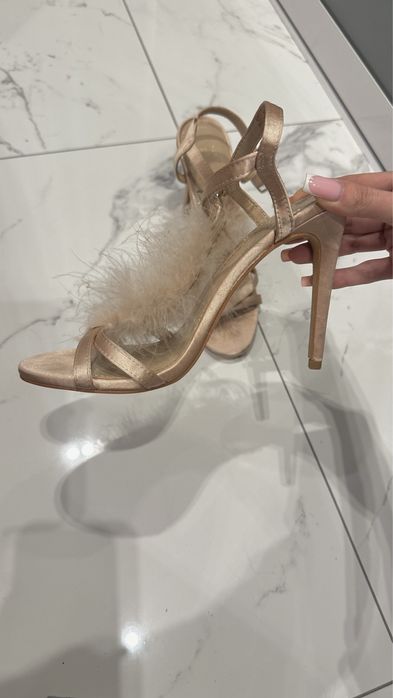 Босоножки с перьями