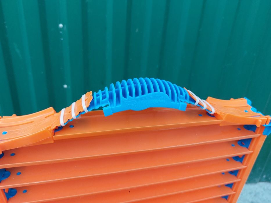 Продам комплект Hot Wheels гараж з доріжками для зберігання машинок.