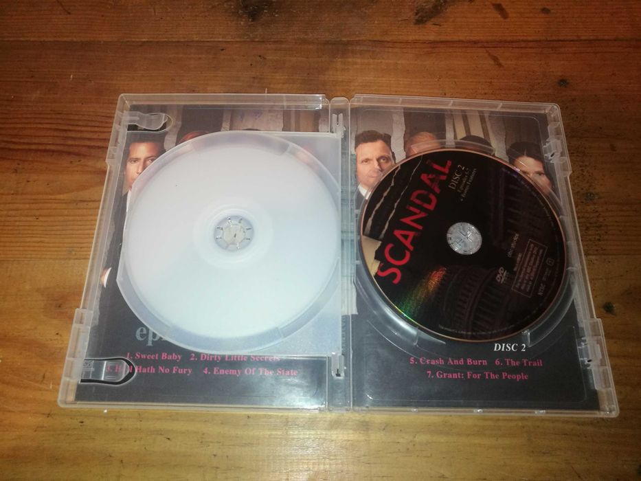 SCANDAL (THE COMPLETE FIRST SEASON)	2XDVD (leg- Ing - Região 1 USA)