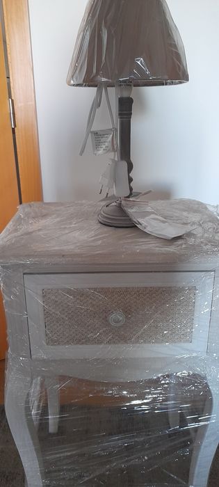 Mesa branca nova e candeeiro.