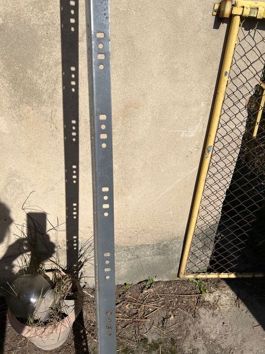 Solidne profile metalowe perforowane / kątowniki / słupy do regałów