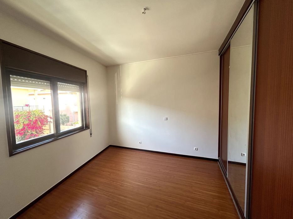 Arrenda-se andar-moradia 1º andar T3