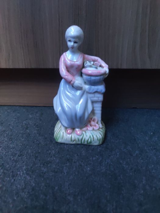 Stara porcelana cała prawdopodobnie z PRL-u