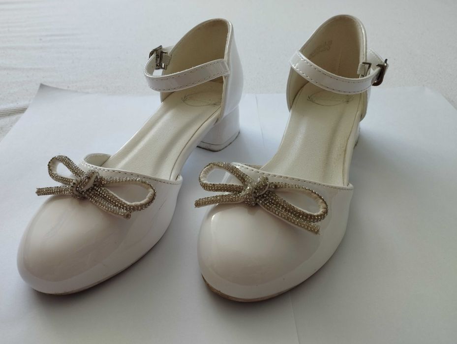 Buty lakierki komunijne białe r33
