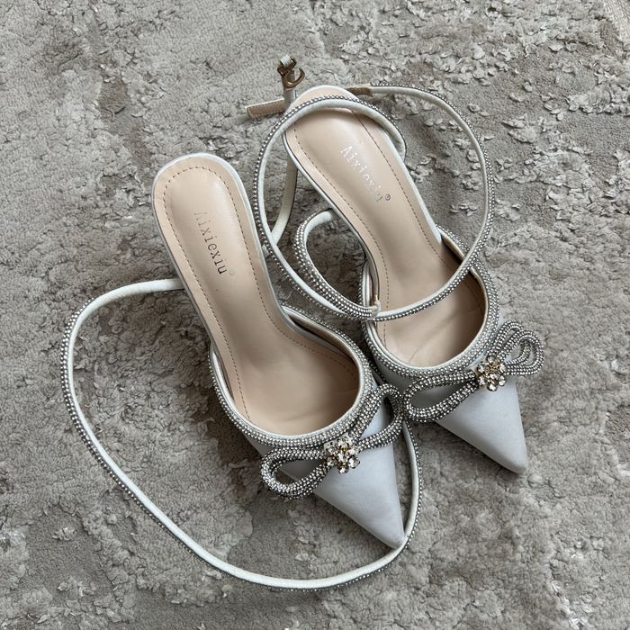 Атласні туфлі підбори Sante Boutique під Mach & Mach білі з бантом