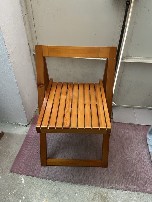 Cadeira de madeira que abre e fecha