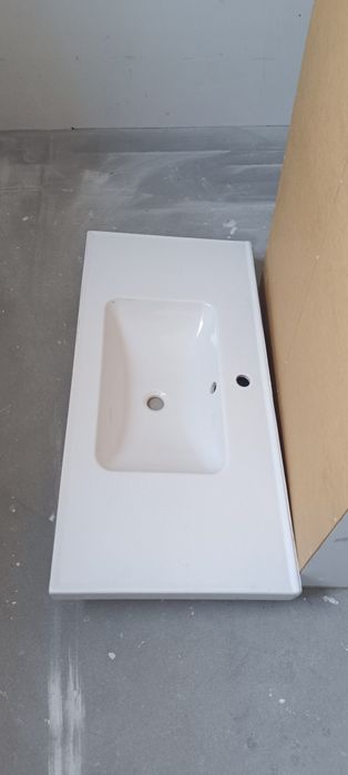 Duża umywalka ceramiczna z odplywem
