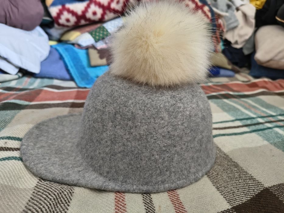 Szara z pomponem