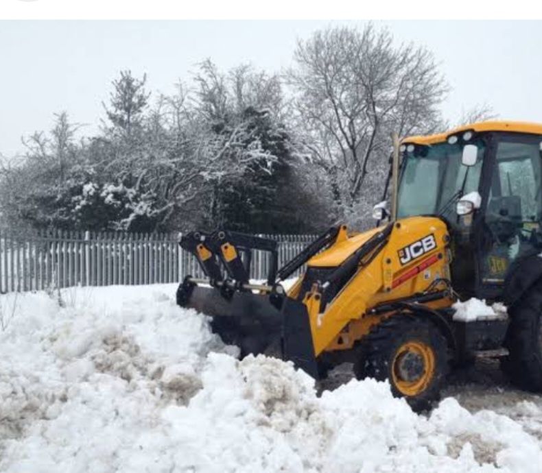 Аренда экскаватора. Чистка снега трактором