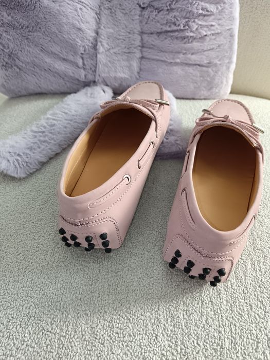 Pudrowo różowe skórzane mokasyny