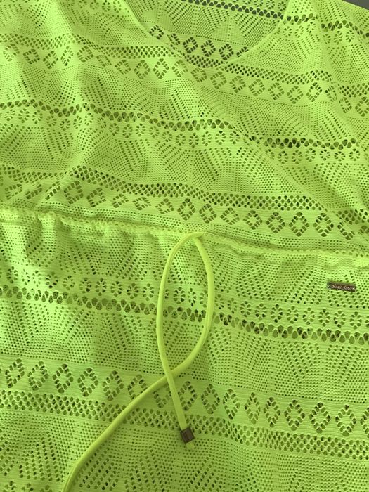 Camisola de praia amarela fluorescente