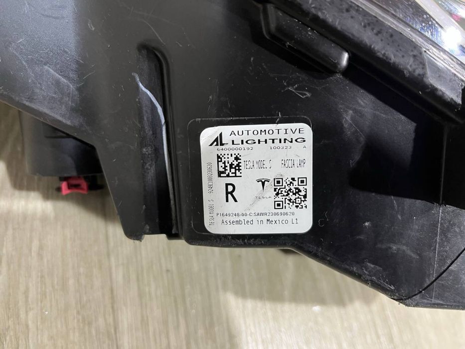 Противотуманка правая Tesla Model S Plaid (2021 - 2024 г.) P164924800C