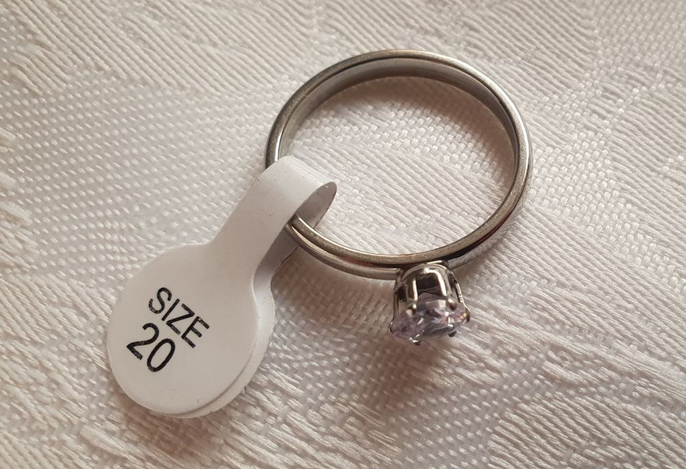 Piękny pierścionek w kolorze srebra z centralnym oczkiem, 20mm