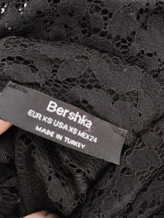 Czarny top koronkowy Bershka