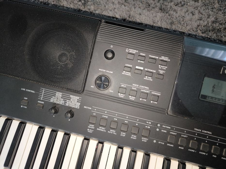Teclado Yamaha PSR-E453 (Como Novo + Caixa Original)