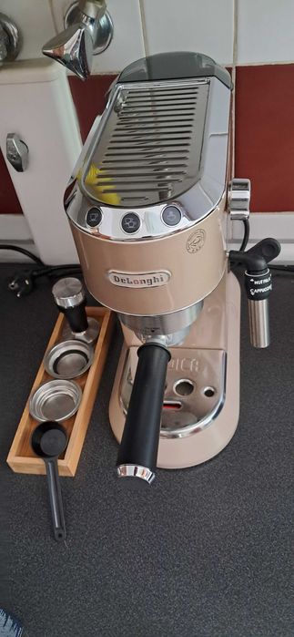 Máquina de Café Delonghi Dedica
