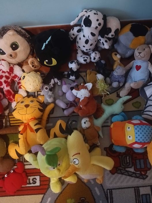 Peluches, cerca de 40