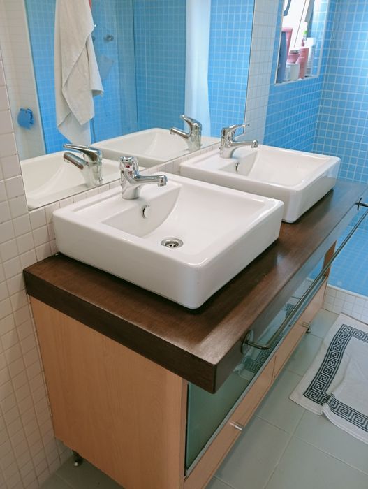 Bancada de Madeira maciça com dois lavatórios e duas torneiras.