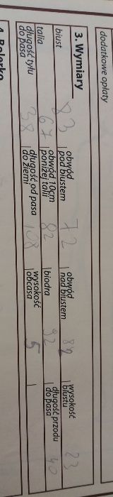 Skromna klasyczna biała suknia ślubna