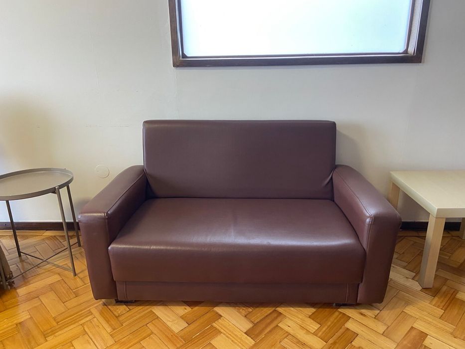 Sofá 2 lugares em pele sintética castanho