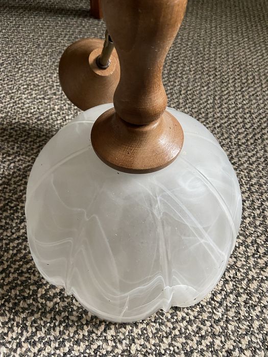Lampa, klosz wisząca. Drewno. Mleczne szklo.