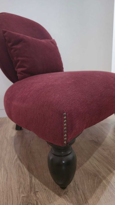 Poltrona estofada em tecido bordeaux