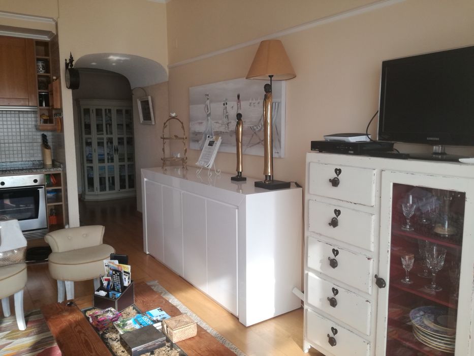 Movel em madeira pintado de branco com porta e gavetas