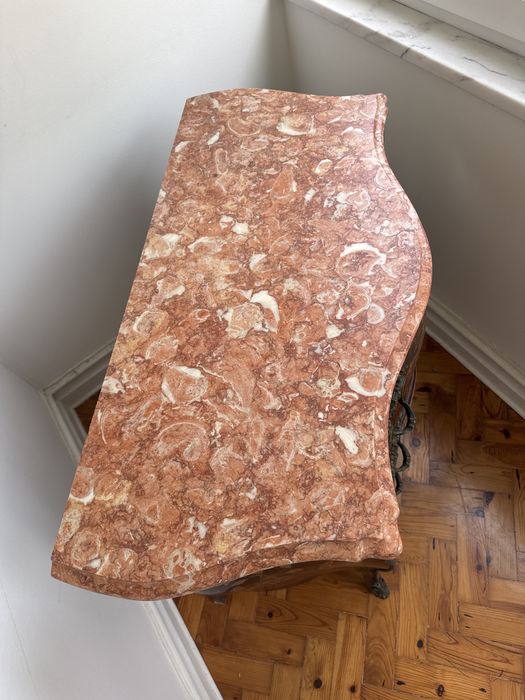 Comoda Luis XV com barriga e embutidos tampo em maemore rosa